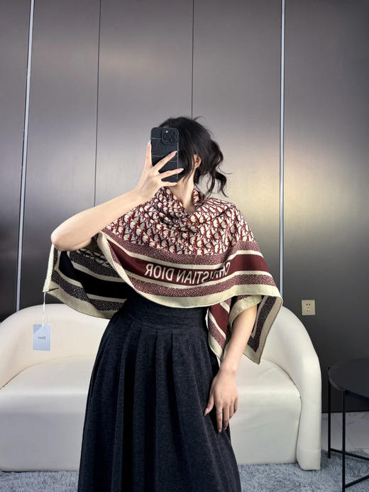 秋冬特惠💰450 迪家围巾【D字母双面方巾】这款方巾采用双色双面设计 商品图0