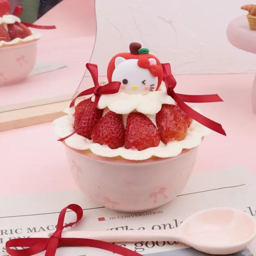 【KT猫 lucky草莓碗】HelloKitty草莓碗蛋糕，是少女心的专属浪漫。粉嫩的瓷碗、可爱的Kitty装饰，搭配酸甜的草莓和柔软的奶油，每一口都是甜蜜的暴击(深圳幸福西饼)| 幸福西饼 商品图1