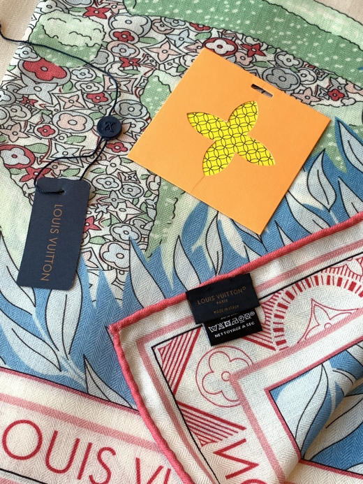 秋冬特惠💰420 LV围巾 L.vip 定制级别  【双面同色高奢丝绒方巾，绒级别的超柔触感】 商品图5