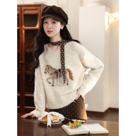 鹿向南「鎏金驹影」杏色圆领miu系针织毛衣女冬宽松慵懒短款上衣 商品图0