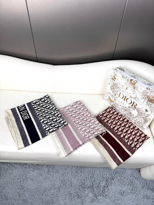 秋冬特惠💰450 迪家围巾【D字母双面方巾】这款方巾采用双色双面设计 商品图3