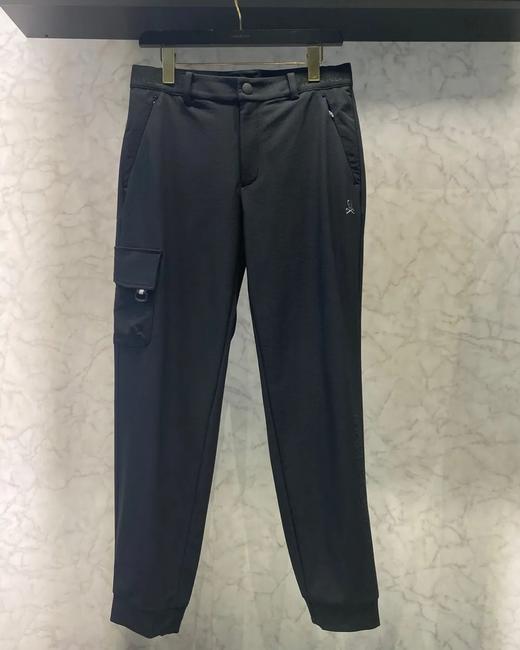 新款春夏男款多口袋收脚设计长裤来了！直筒收脚裤型，能满足所有人群的需要，怎么搭配都好看！腰部弹力带对身材包容性很大，胯大腰粗的都可以尝试，非传统运动裤抽绳设计，更适合高球与日常休闲搭配皮带等场景要求！ 商品图1