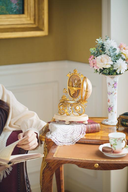 独角鹿西洋古董1850-1870年代法国拿破仑三世时期出品素胎瓷底座铜鎏金精雕装饰母贝及欧泊水晶蛋形缝纫套件 商品图1