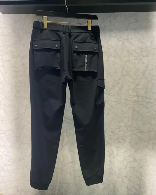 新款春夏男款多口袋收脚设计长裤来了！直筒收脚裤型，能满足所有人群的需要，怎么搭配都好看！腰部弹力带对身材包容性很大，胯大腰粗的都可以尝试，非传统运动裤抽绳设计，更适合高球与日常休闲搭配皮带等场景要求！ 商品图2
