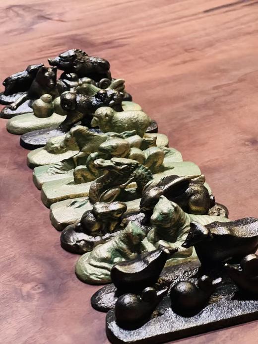 日本南部生肖铁镇（全十二种）
 
新年推出生肖镇纸是本店的老规矩，继以往几年推出羊、鸡、猴、狗、猪、鼠、牛、虎、兔、龙与蛇之后，今年继续推出马年镇纸。如此十二生肖镇纸全部集齐，也意味着11年已经过去。 商品图2