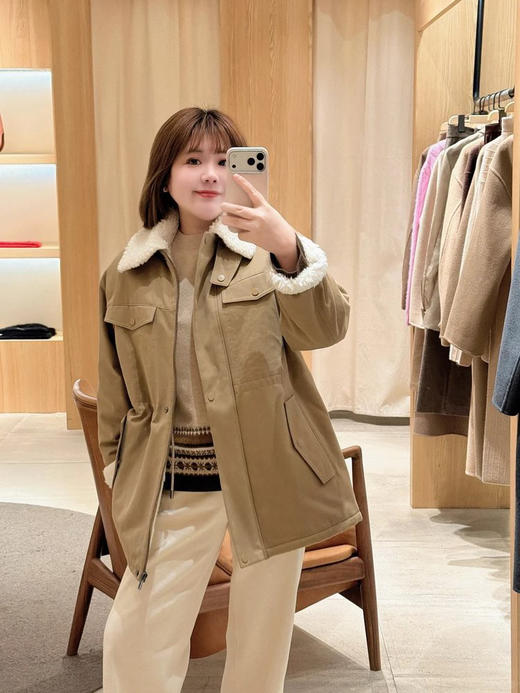 卡其色收腰棉服 领口拼接羊剪绒 全棉斜纹面料 多口袋设计 细腻磨毛  手感软糯  舒适亲肤 腰部内设抽绳 不挑肤色不挑人 自带复古滤镜 商品图3