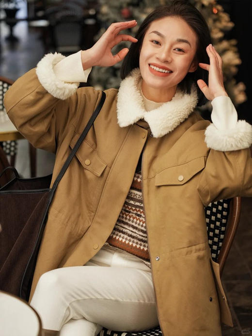 卡其色收腰棉服 领口拼接羊剪绒 全棉斜纹面料 多口袋设计 细腻磨毛  手感软糯  舒适亲肤 腰部内设抽绳 不挑肤色不挑人 自带复古滤镜 商品图6