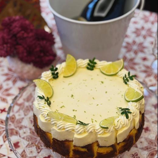 【甜久荟 青柠慕斯巴斯克芝士蛋糕】 青柠汁慕斯化解了芝士的厚重 一丝丝的青柠皮更是像在舌尖起舞 一口轻盈一口绵密 搭配着巴斯克蛋糕特有的焦香 惊艳了味蕾 下午茶甜品或生日蛋糕颜值高级 商品图8