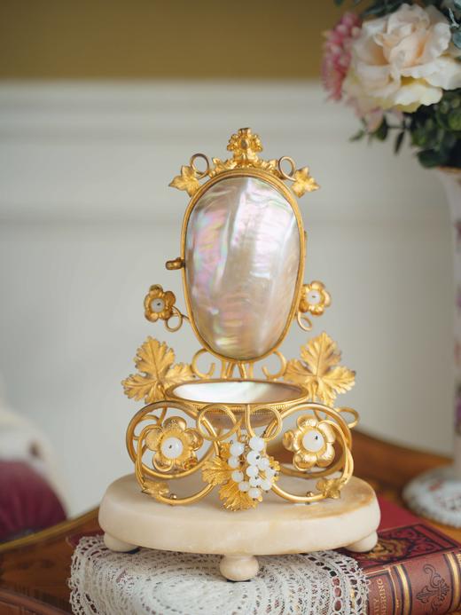 独角鹿西洋古董1850-1870年代法国拿破仑三世时期出品素胎瓷底座铜鎏金精雕装饰母贝及欧泊水晶蛋形缝纫套件 商品图2
