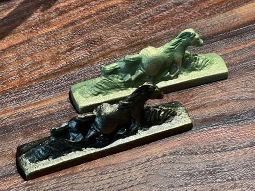 日本南部生肖铁镇（全十二种）
 
新年推出生肖镇纸是本店的老规矩，继以往几年推出羊、鸡、猴、狗、猪、鼠、牛、虎、兔、龙与蛇之后，今年继续推出马年镇纸。如此十二生肖镇纸全部集齐，也意味着11年已经过去。 商品图8