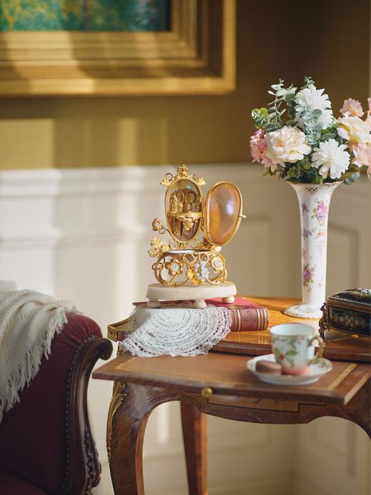 独角鹿西洋古董1850-1870年代法国拿破仑三世时期出品素胎瓷底座铜鎏金精雕装饰母贝及欧泊水晶蛋形缝纫套件 商品图0