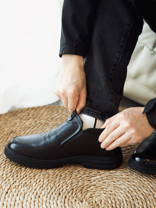 【一双过冬  送老公送爸爸当过年新鞋很合适】 男士加绒皮鞋  头层牛皮料子  内里纯羊毛  脚感又软又暖  搭配皮衣、大衣精神有气场 商品图2