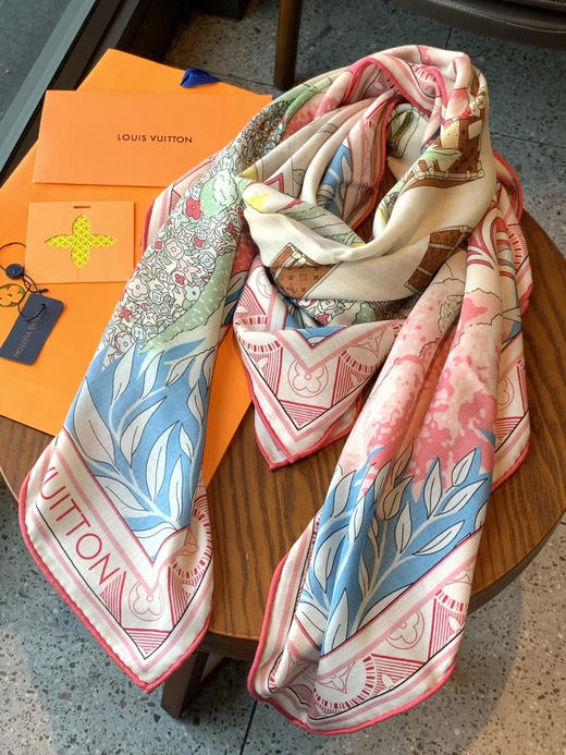 秋冬特惠💰420 LV围巾 L.vip 定制级别  【双面同色高奢丝绒方巾，绒级别的超柔触感】 商品图4