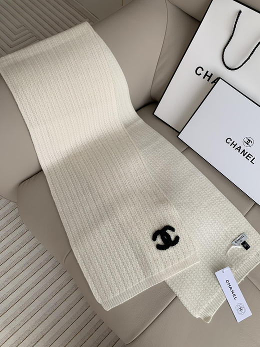 秋冬特惠💰160 香奈儿围巾也是没谁了
这条白色菠萝纹香奈儿围巾 商品图5