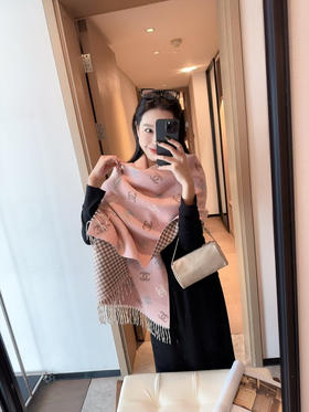 秋冬特惠💰160 香奈儿围巾24C 双面彩虹围巾 
彩虹金围巾披肩
