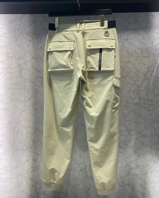 新款春夏男款多口袋收脚设计长裤来了！直筒收脚裤型，能满足所有人群的需要，怎么搭配都好看！腰部弹力带对身材包容性很大，胯大腰粗的都可以尝试，非传统运动裤抽绳设计，更适合高球与日常休闲搭配皮带等场景要求！ 商品图4