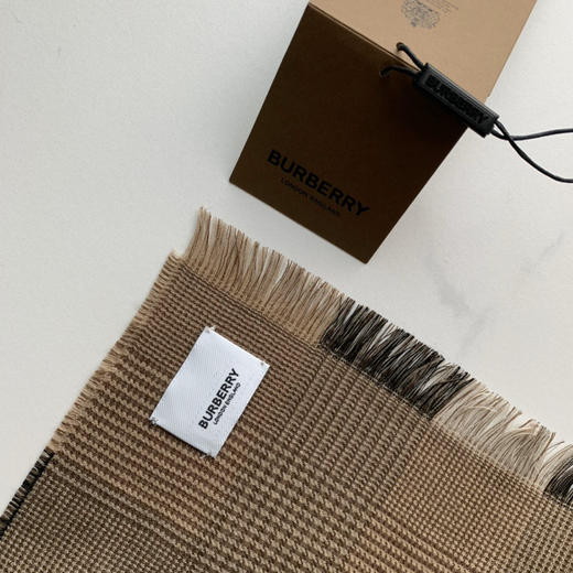 秋冬特惠💰160 巴宝莉围巾 威尔士格纹大披肩 意大利精制的轻盈围巾 商品图5