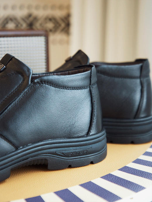 【一双过冬  送老公送爸爸当过年新鞋很合适】 男士加绒皮鞋  头层牛皮料子  内里纯羊毛  脚感又软又暖  搭配皮衣、大衣精神有气场 商品图11