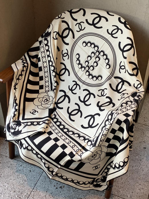 秋冬特惠💰420 香奈儿围巾 秋冬高级成衣系列～【双面同色丝绒披肩】 商品图6