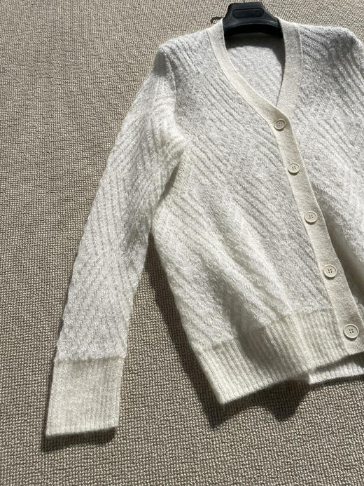 14-2 独家圆正 小禾 超高技艺的水溶羊毛混纺 白色廓形针织开衫 商品图11
