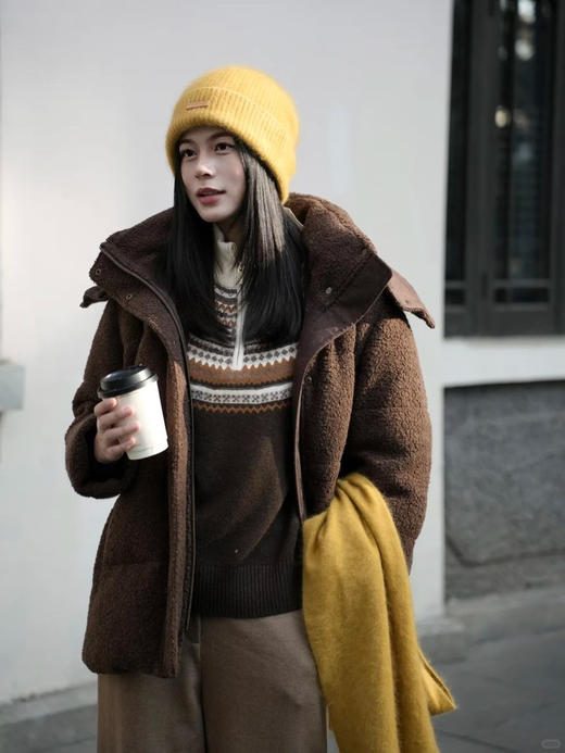 冬日「软绒哲学」深咖秘境 羊毛针织泰迪绒羽绒服 舒适包容廓形 羊毛针织泰迪绒 触感柔软毛圈结构 立领连帽结构 保持流畅线条 藏肉于无形 商品图5