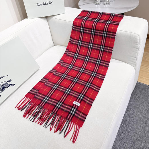 秋冬特惠💰250 巴宝莉围巾 上新 新年红提前来啦！经典羊毛格子围巾 商品图5
