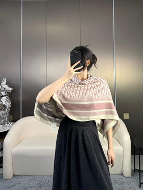 秋冬特惠💰450 迪家围巾【D字母双面方巾】这款方巾采用双色双面设计