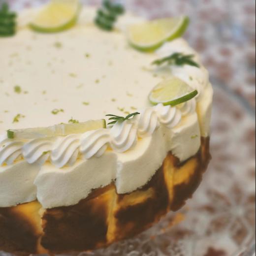 【甜久荟 青柠慕斯巴斯克芝士蛋糕】 青柠汁慕斯化解了芝士的厚重 一丝丝的青柠皮更是像在舌尖起舞 一口轻盈一口绵密 搭配着巴斯克蛋糕特有的焦香 惊艳了味蕾 下午茶甜品或生日蛋糕颜值高级 商品图5