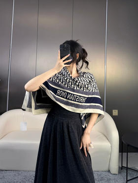 秋冬特惠💰450 迪家围巾【D字母双面方巾】这款方巾采用双色双面设计