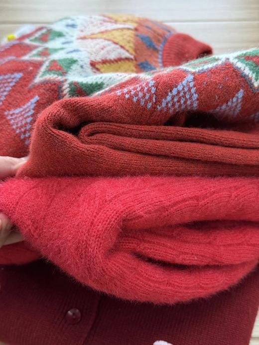 【森马旗下棉致儿童新年毛衣】C位新年红❗自带喜庆显白滤镜软糯糯暖呼呼，肌理细腻无扎肤感！品牌直发✅自带节日氛围，充满复古感的费尔岛毛衣✅刺绣+小狗图案，完美融合的小狗刺绣毛衫 商品图3