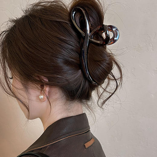 【稳固不易滑落❗️造型搭配神器】高级感气质早秋抓夹女新款简约百搭后脑勺盘发鲨鱼夹发夹头饰品。jc 商品图0