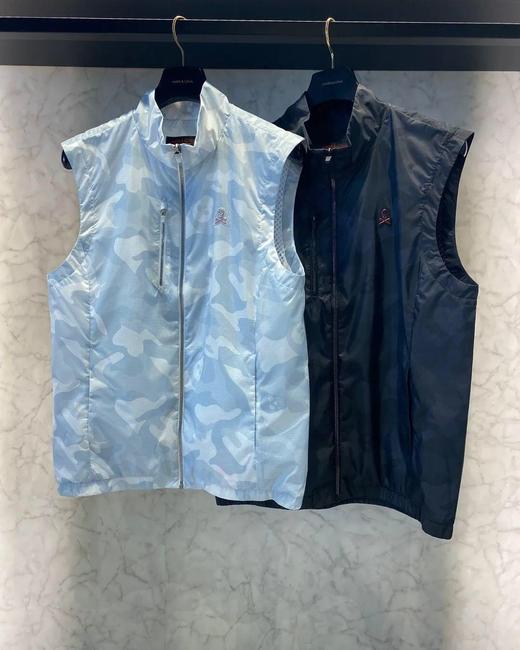 新款男士轻量级防水防风背心来了！高品质原厂出❗️不行了太好看了，设计太特别了，看起来薄薄的一件却能防水防风，功能性十足，个性时尚的特色印花图案，真的很飒。 商品图0