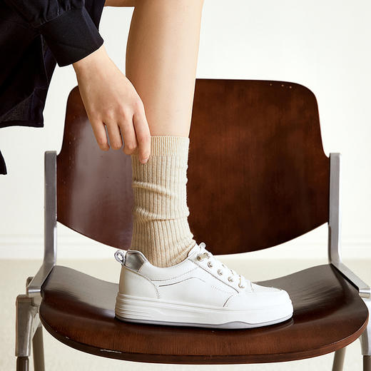 千百度厚底真皮休闲板鞋女2026春季新款小白鞋增高舒适运动休闲鞋A26101016 商品图4