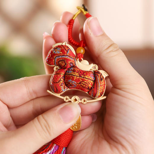 马年爆火！九华山祈福！九华山宋锦马上暴富挂件 甄选非遗宋锦 匠人手工裁片 四款纹样可选【3-5天工期】（xn） 商品图3