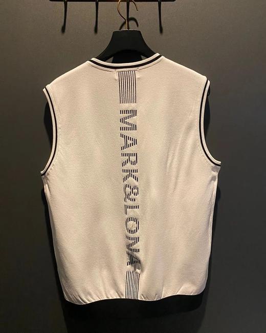 针织V领背心，很经典百搭，实用性非常高！一年四季就有三季可以穿，透气舒适的高密度纱线，单穿不扎肉，搭配打底衫或者长短T恤均可！ 商品图2