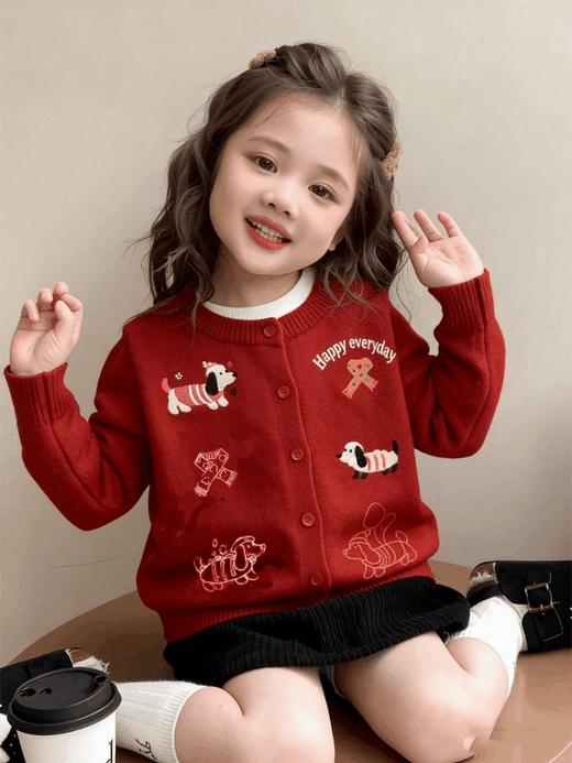 【森马旗下棉致儿童新年毛衣】C位新年红❗自带喜庆显白滤镜软糯糯暖呼呼，肌理细腻无扎肤感！品牌直发✅自带节日氛围，充满复古感的费尔岛毛衣✅刺绣+小狗图案，完美融合的小狗刺绣毛衫 商品图1