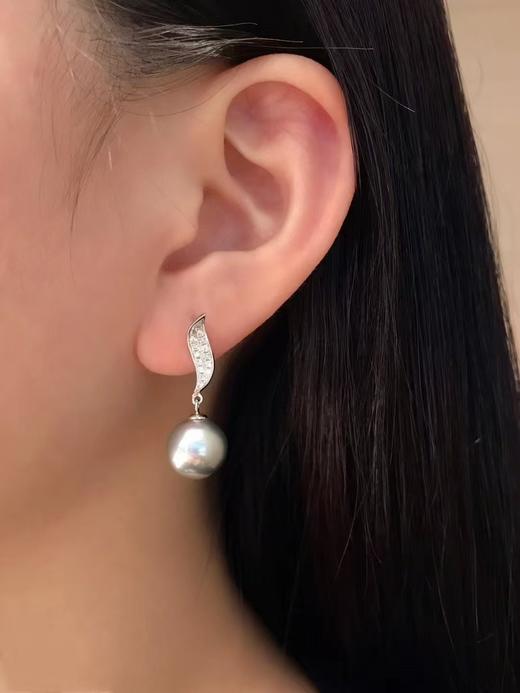 【私席真珠·新年盛宴】18K金镶钻灰珍珠耳针，11mm 商品图2
