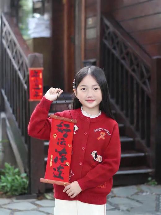 【森马旗下棉致儿童新年毛衣】C位新年红❗自带喜庆显白滤镜软糯糯暖呼呼，肌理细腻无扎肤感！品牌直发✅自带节日氛围，充满复古感的费尔岛毛衣✅刺绣+小狗图案，完美融合的小狗刺绣毛衫 商品图5