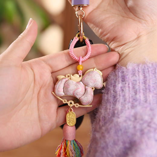 马年爆火！九华山祈福！九华山宋锦马上暴富挂件 甄选非遗宋锦 匠人手工裁片 四款纹样可选【3-5天工期】（xn） 商品图1