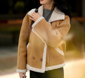 软fufu的复古松弛感吼吼看【LONGNVFAIR “双面奶糖”翻领羊羔毛皮毛一体外套】 是自带复古滤镜的皮毛一体外套❗️不管是圣诞市集的暖光里还是新年聚会的烟火下，裹上它，暖与型都能稳稳拿捏