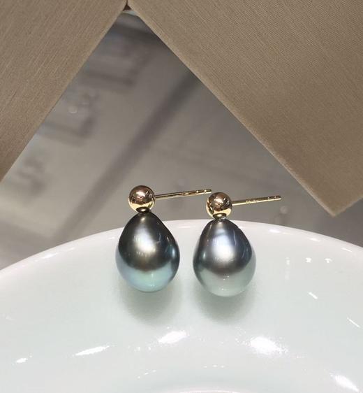 【私席真珠·新年盛宴】18k金镶大溪地黑珍珠耳针 9-10mm 水滴～椭圆 商品图3