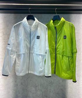 新款男士薄款防晒防风防小雨外套来了！两种穿法，可拆袖变短袖小夹克，超重工❗️m家最低调高级的款式，把他家标志性体现的淋漓尽致。