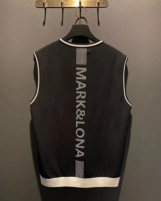 针织V领背心，很经典百搭，实用性非常高！一年四季就有三季可以穿，透气舒适的高密度纱线，单穿不扎肉，搭配打底衫或者长短T恤均可！ 商品图4