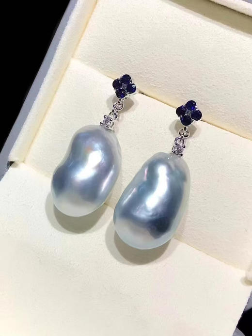【私席真珠·新年盛宴】18K金镶钻/蓝宝南洋白珍珠耳针，13-14mm巴洛克（孤品） 商品图1
