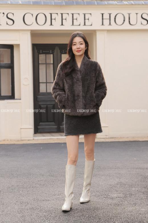 【门店同款】ENJOY冬季“暖冬软糖”无领两粒扣毛毛外套 168898926 商品图6