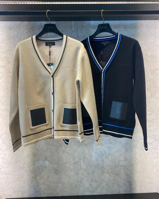 新款男款针织厚款开衫外套来了❗️情侣款 ❤️今年主打-有设计感又耐看，不是薄薄一件，实打实的用料，保暖实穿，带着暖意，版型都是很经典的, 穿起来也没什么可挑剔的了，这个时节再好不过了。 商品图0