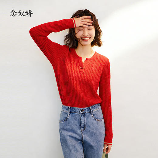 【商场同款】CNK4982 “魅力绞花毛衫”喜庆中国红 经典H版型 松弛有度 圆V领型视觉拉长颈部线条 精致造型金属扣 软糯亲肤毛衣 商品图3