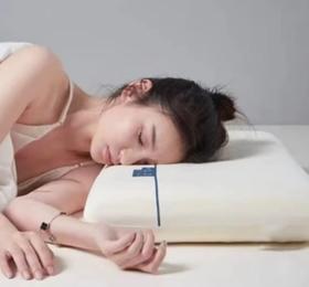 老米优品🎈开启深睡模式，源头工厂2个￥119《A类母婴面料🍃亚DUO同款 深睡零压力护颈记忆枕》慢回弹，完美支撑颈部！