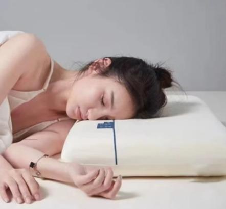 老米优品🎈开启深睡模式，源头工厂2个￥119《A类母婴面料🍃亚DUO同款 深睡零压力护颈记忆枕》慢回弹，完美支撑颈部！ 商品图0