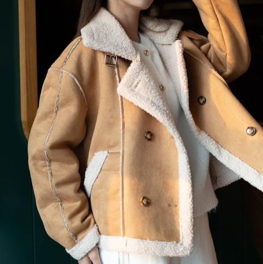 软fufu的复古松弛感吼吼看【LONGNVFAIR “双面奶糖”翻领羊羔毛皮毛一体外套】 是自带复古滤镜的皮毛一体外套❗️不管是圣诞市集的暖光里还是新年聚会的烟火下，裹上它，暖与型都能稳稳拿捏 商品图1